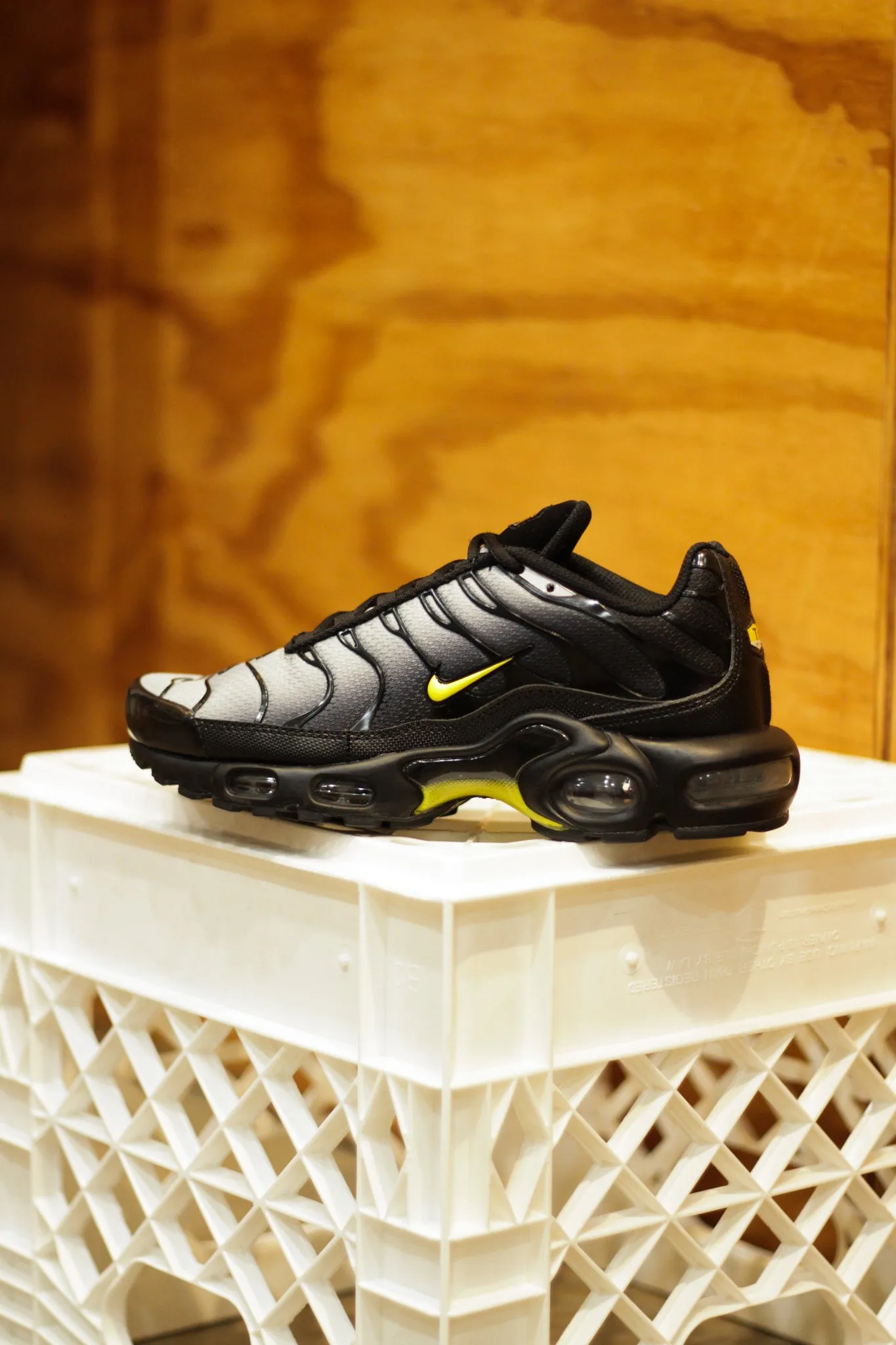 AIR MAX PLUS "BLACK/OPTI YELLOW"